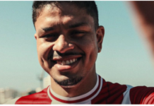 بعد انتهاء موسمه بسبب الإصابة، عاد لاعب الوداد فيليبي فيانا إلى البرازيل، حيث أكد في تصريح له: “سأعمل بجد لأعود أقوى”. عاد لاعب الوداد فيليبي فيانا إلى البرازيل، حيث أكد في تصريح له: "سأعمل بجد لأعود أقوى".