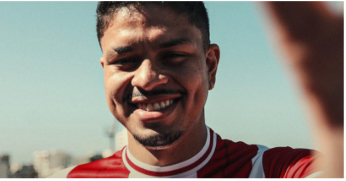 عاد لاعب الوداد فيليبي فيانا إلى البرازيل، حيث أكد في تصريح له: "سأعمل بجد لأعود أقوى".